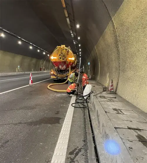 玉门隧道排水渠清淤